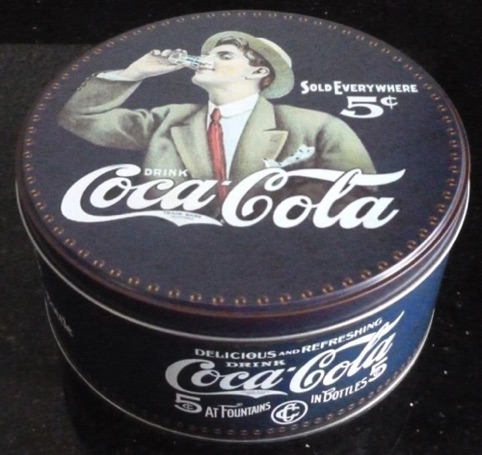 7641-4 € 5,00 coca cola koekjestrommel man met fles doorsnee 17cm hoogte 8 cm